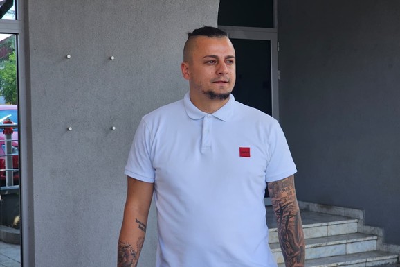 PRONAŠLI SMO TERZINU KUĆU, ISPRED PARKIRANA TRI AUTOMOBILA Otac se prvi put oglasio, tu su baka i brat: "Blatili su našu porodicu" (VIDEO)