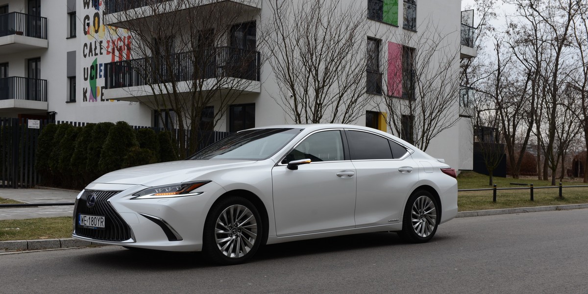 Lexus ES 300h, czyli japońska limuzyna klasy premium, która pali mniej niż równie mocne auta z silnikiem Diesla.