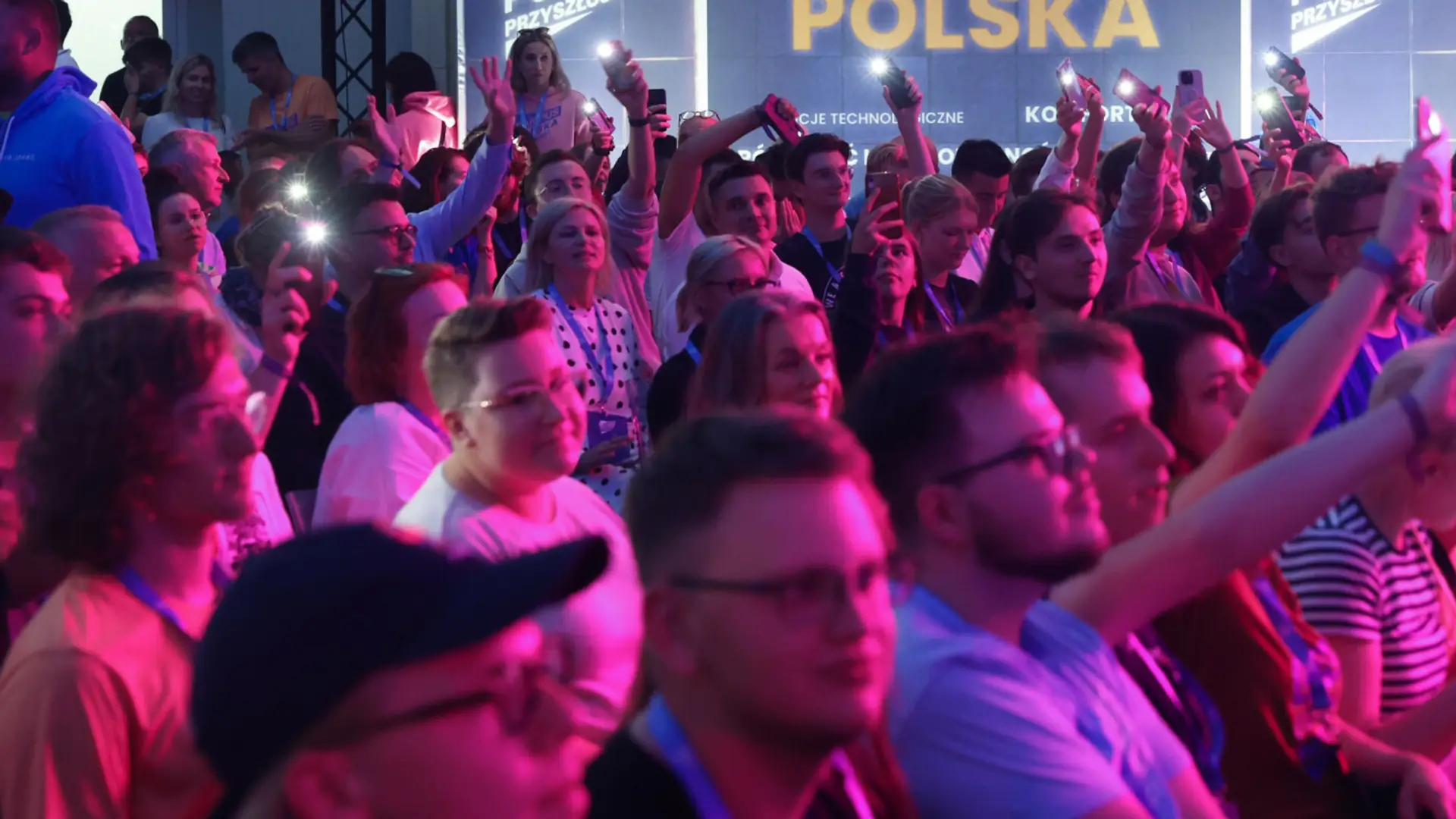 Na silent disco leciała w kółko piosenka o PiS. Politycy śpiewali