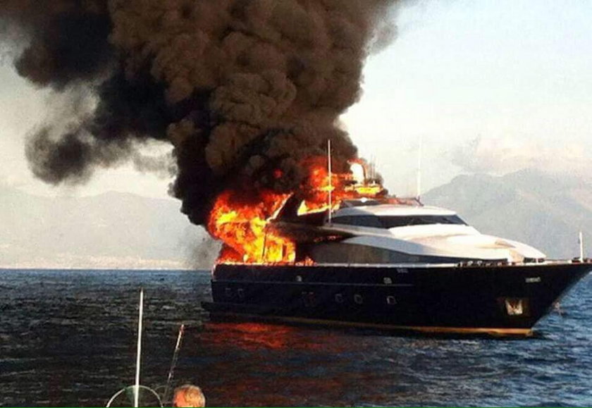 Spłonął jacht prezesa Napoli. Nakręcił to... Cannavaro