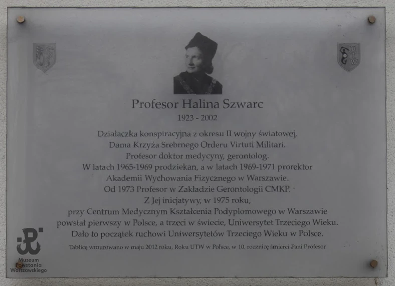 Tablica upamiętniająca Halinę Szwarc na frontowej ścianie siedziby Centrum Medycznego Kształcenia Podyplomowego przy ul. Marymonckiej 99/103 w Warszawie