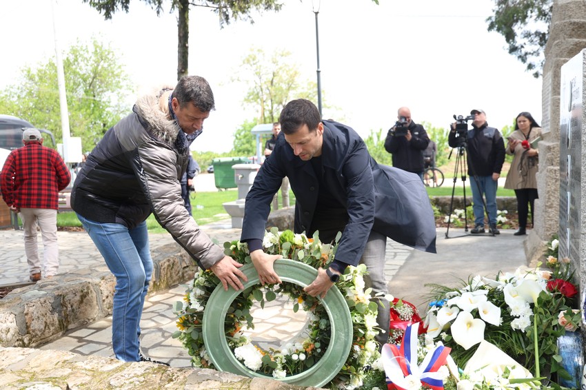 U Malo Orašje stigli roditelji dece ubijene u "Ribnikaru" 