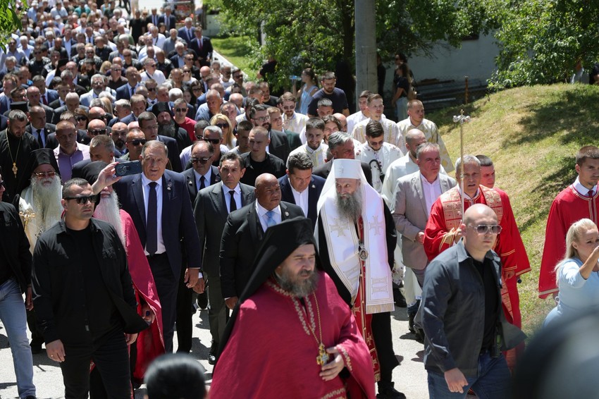 Patrijarh srpski Porfirije predvodi litiju koja je krenula od Hrama Uspenja Presvete Bogorodice do groblja u Bratuncu