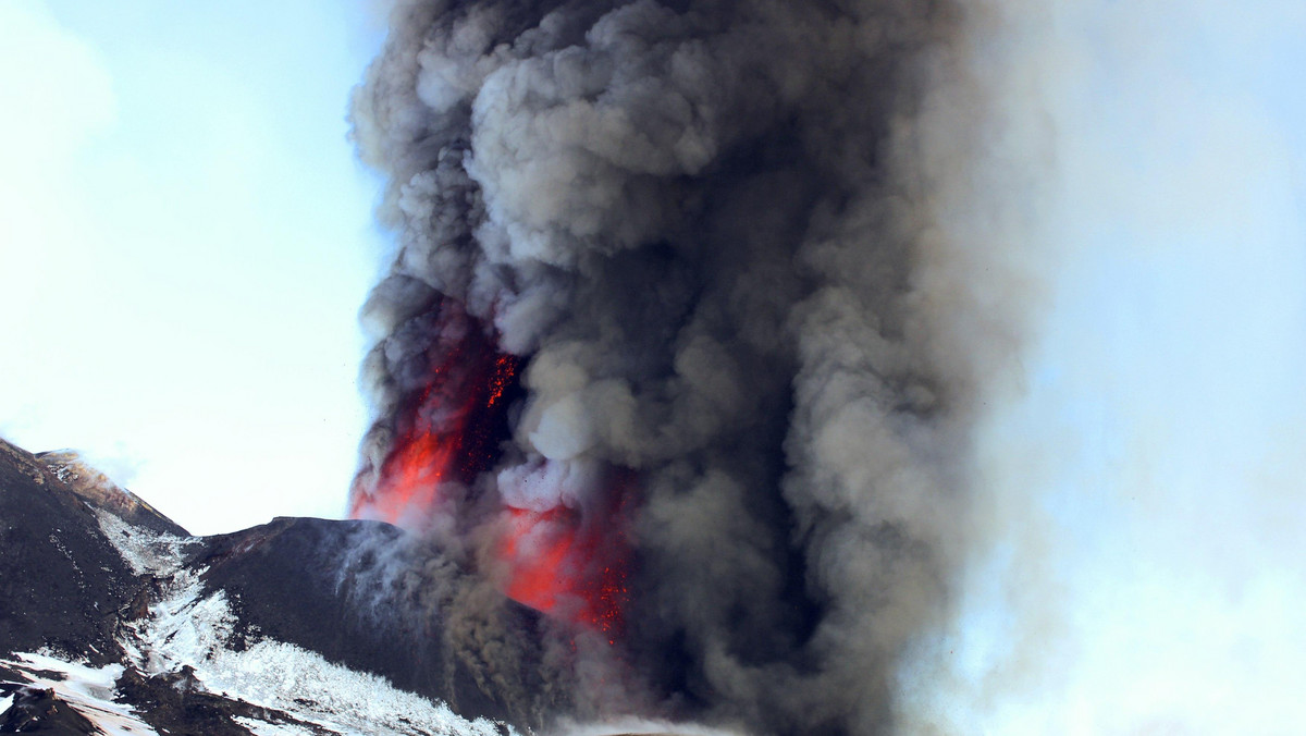 Już czwarty raz w tym roku dała o sobie znać sycylijska Etna. Niesamowite widowisko fontann z lawy i wysoką na 7 km kolumnę pary i dymu mieszkańcy Sycylii oglądać mogli wczoraj przez ponad 3 godziny. Nie odnotowano większych szkód, spowodowanych wybuchem - informuje portal repubblica.it.