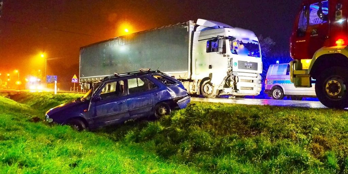 55-latek spychał samochód na pobocze. Wjechała w niego ciężarówka