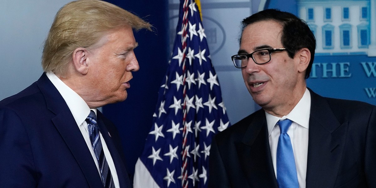 Prezydent USA Donald Trump i sekretarz skarbu Steven Mnuchin. Administracja Stanów Zjednoczonych nie chce ujawnić, do jakich firm trafiły pożyczki ze specjalnego programu