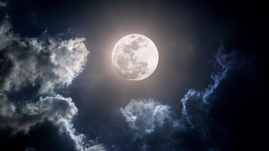 Truskawkowa pełnia księżyca. Jedyna taka w roku