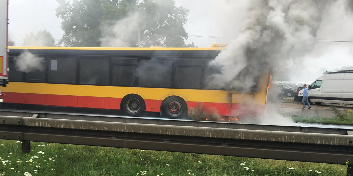 Ogień pod Warszawą. Spłonął autobus komunikacji miejskiej