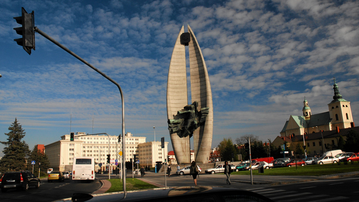 Studenci Wyższej Szkoły Informatyki i Zarządzania w Rzeszowie (podkarpackie) stworzyli krótki filmik łączący grafikę 2D i 3D. Głównym "bohaterem" jest ożywiony pomnik Czynu Rewolucyjnego - najbardziej znany i charakterystyczny monument w Rzeszowie.