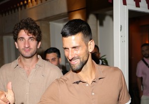 Novak opijen grlio prelepu Ruskinju i pevao joj na uvce u provodu bez Jelene