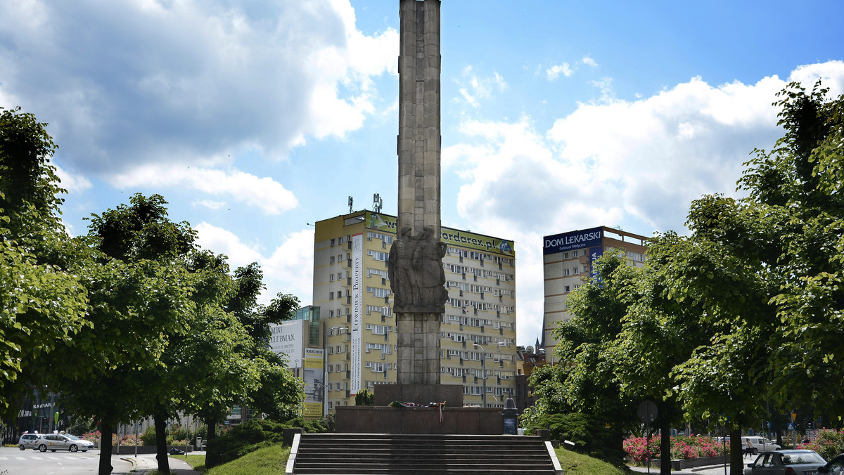 Fragment Pomnika Wdzięczności dla Armii Radzieckiej, stojący w centrum Szczecinia po zdemontowaniu ma trafić jeszcze w tym roku na Cmentarz Centralny. W marcu ma być znany projekt zagospodarowania placu, na którym stoi obelisk.