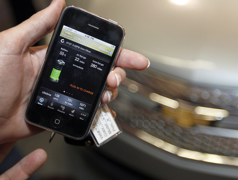 Chevrolet Volt – Na pokazie  Plug-In 2010 w San Jose zaprezentowano aplikację do iPhone, dzięki której można sprawdzić stan podstawowych parametrów hybrydowej wersji Chevroleta. Fot. Tony Avelar/Bloomberg
