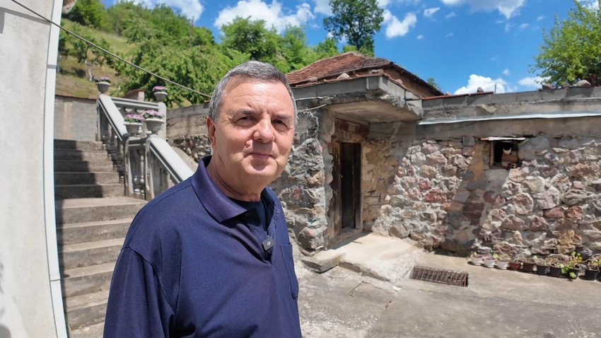 Dok je pekao rakiju u prostoriji stare kuće u selu Suva Morava, domaćin Slobodan Stanković ugledao je zmiju