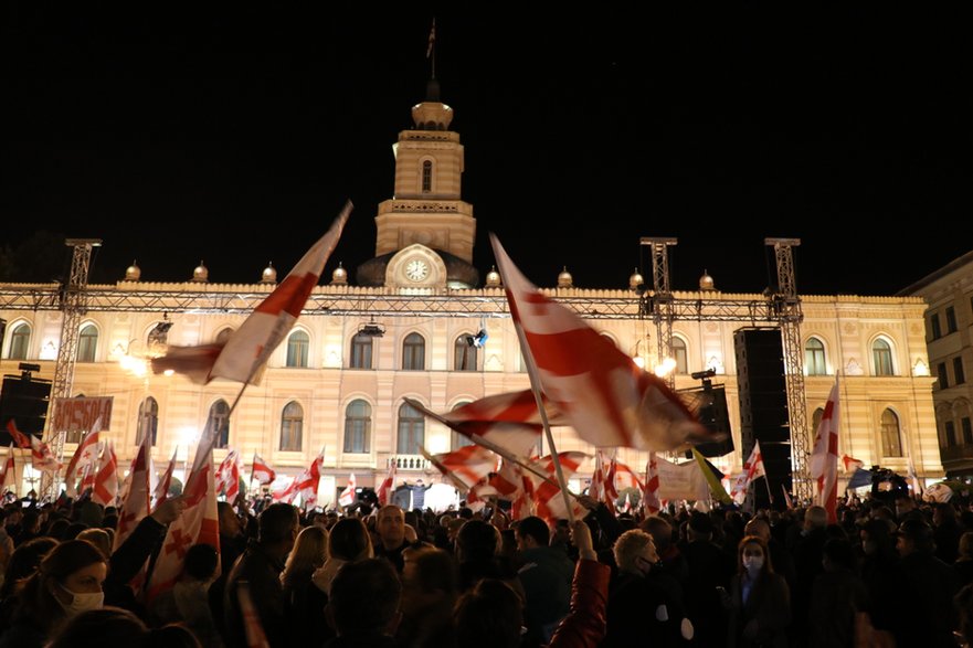 Gruzini gromadzący się, aby domagać się uwolnienia uwięzionego byłego prezydenta i lidera opozycji Micheila Saakaszwilego, Tbilisi 8 listopada 2021 r.