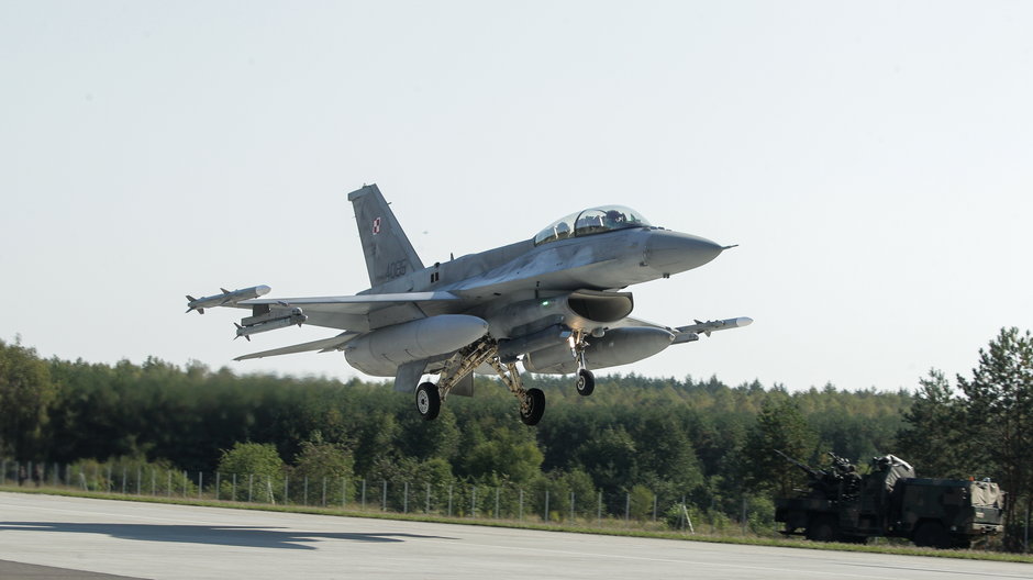 Szkolenie lotnicze Sił Powietrznych RP na drogowym odcinku lotniskowym pomiędzy miejscowościami Ruskowo a Przeździęk Wielki, 29.09.2023