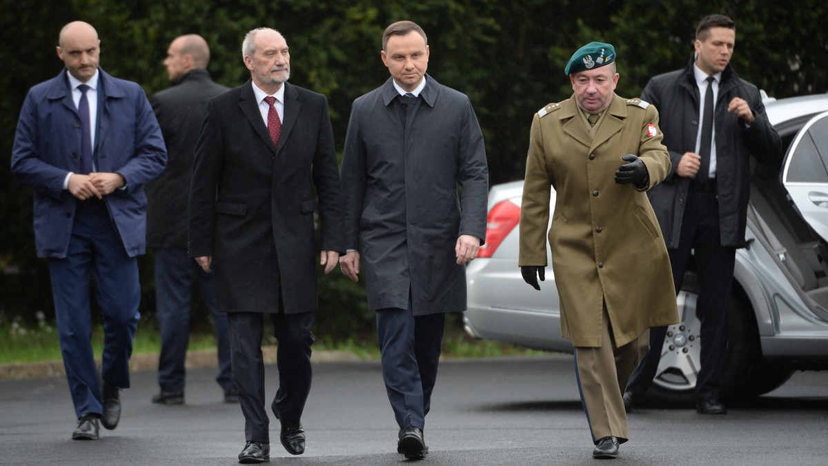 W tym roku przed wojskiem stoją nowe zadania, w dużym stopniu związane z osiągnięciem celu, jakim jest zdolność do skutecznej i pełnej ochrony całego terytorium Polski – powiedział szef MON Antoni Macierewicz na otwarcie odprawy rozliczeniowo-koordynacyjnej. - Naszym najważniejszym zadaniem jest budowanie silnego państwa z armią, która może bronić granic Rzeczypospolitej i współdziałać w sojuszach - powiedział prezydent Andrzej Duda.