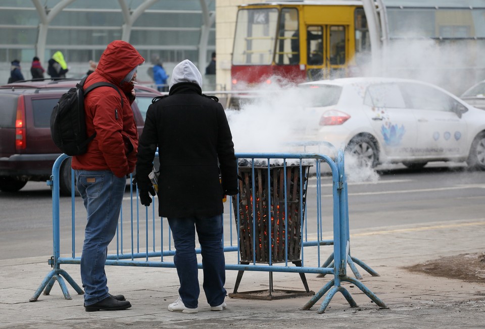 Kosze z koksem znajdują się w pobliżu przystanków oraz na stacjach kolejowych