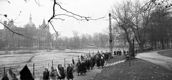 Demonstracja kobiet i dziewcząt węgierskich, która odbyła się niespełna miesiąc po stłumieniu powstania. Miejscem docelowym demonstrantek był Plac Bohaterów (fot. Nagy Gyula)