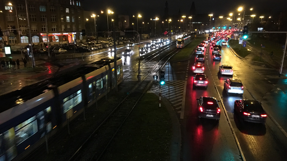 Ze statystyk MPK za 2017 rok wynika, że pasażerowie komunikacji miejskiej we Wrocławiu coraz rzadziej jeżdżą bez biletu. Rekordzista ma jednak aż 65 wezwań do zapłaty za jazdę na gapę i do uregulowania ponad 18 tys. zł.