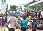 Marketers begin supply of petrol to filling stations in Lagos amid long queues