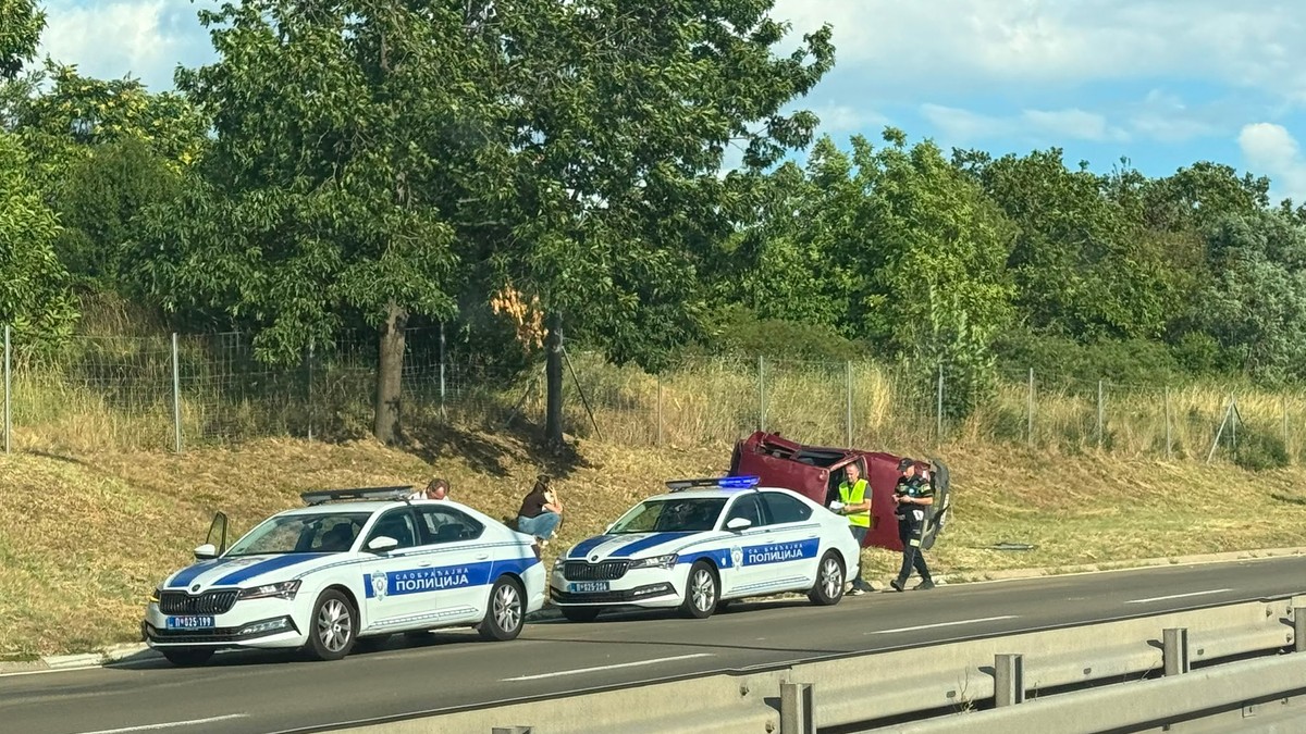 Prevrnut automobil na autoputu kod Velikog Mokrog Luga