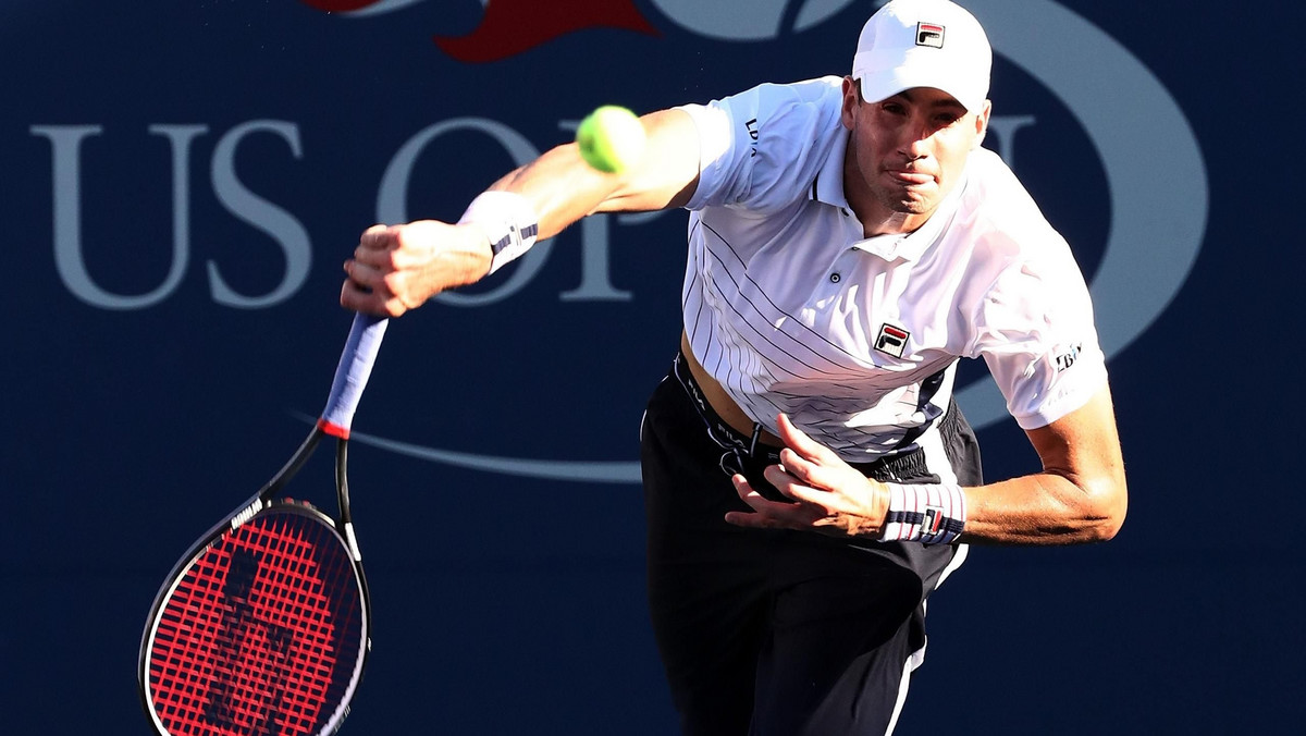 John Isner [20] potrzebował aż trzech godzin i 27 minut, by pokonać młodego rodaka Francesa Tiafoe 3:6, 4:6, 7:6(5), 6:2, 7:6(3) i awansować do drugiej rundy wielkoszlemowego US Open. Dla Amerykanina było to pierwsze zwycięstwo w siódmym tie-breaku decydującego seta w tym sezonie i dopiero druga w karierze wygrana po przegraniu dwóch pierwszych partii.