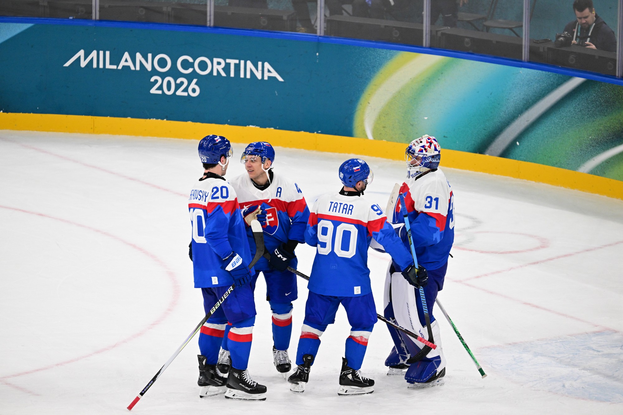 Slovenskí hokejisti zľava Juraj Slafkovský, Martin Fehérváry, kapitán Tomáš Tatar a brankár Samuel Hlavaj sa tešia z výhry. 