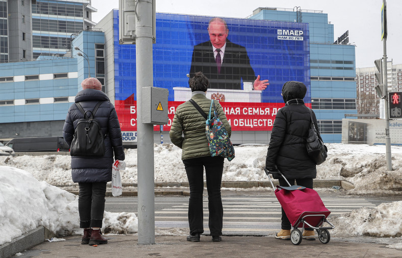 Transmisja z orędzia Władimira Putina na jednej z ulic Moskwy (29.02.2024)
