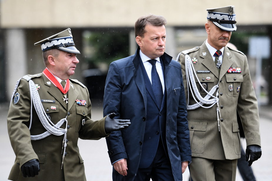 Gen. Leszek Surawski, Mariusz Błaszczak i gen. Rajmund Andrzejczak w lipcu 2018 r.