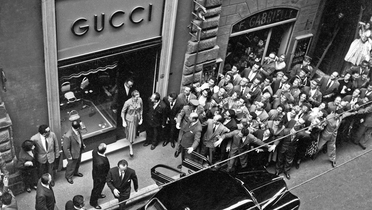 Książę Monaco Rainer III i jego żona – aktorka Grace Kelly opuszczają butik Gucci w Rzymie, 1956 r.