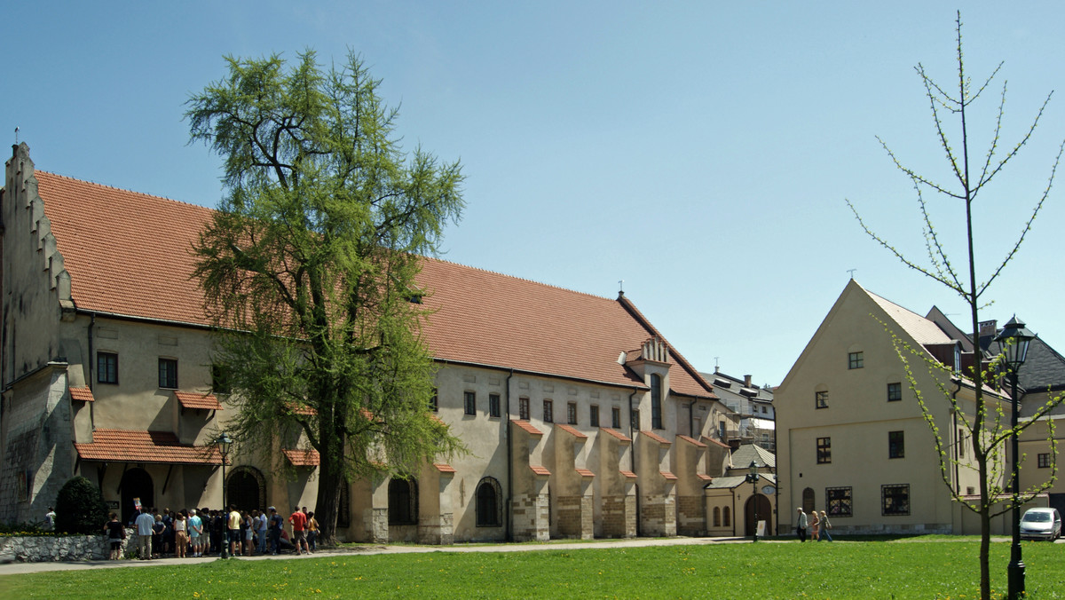 Krakowscy franciszkanie w najbliższą niedzielę zawieszą na kilka godzin klauzurę, aby ludzie z zewnątrz mogli zobaczyć miejsca modlitwy, pracy i wypoczynku braci kleryków i juniorystów. Przy Franciszkańskiej 4 pokażą też najcenniejsze książki i starodruki z klasztornej biblioteki.