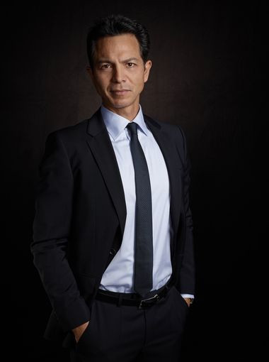 Steve Navarro (Benjamin Bratt)