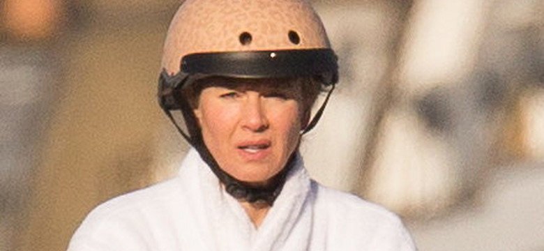 Renee Zellweger w szlafroku na rowerze