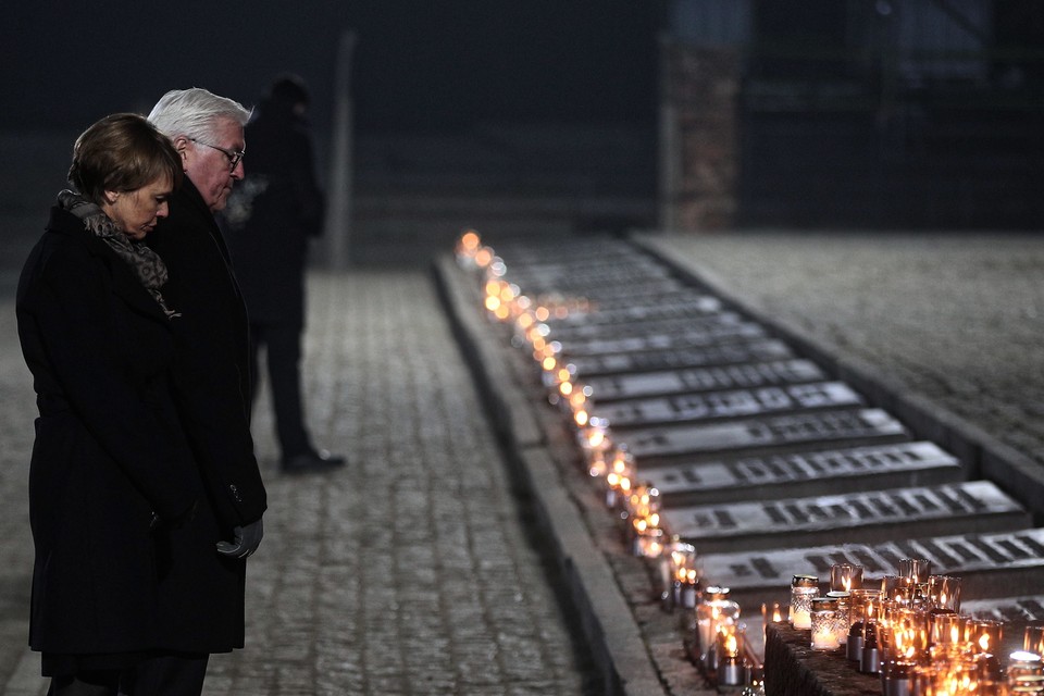 Prezydent Niemiec Frank-Walter Steinmeier (P) z małżonkš Elke Buedenbender (L)