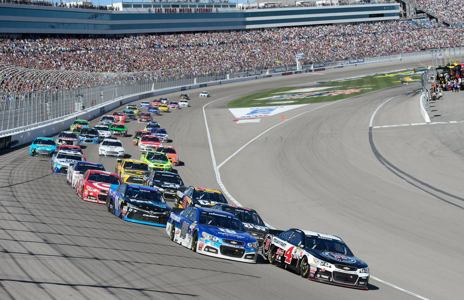 Organizatorzy wyścigów NASCAR w czasie kryzysu naftowego skrócili ich trasy. Fot. action sports