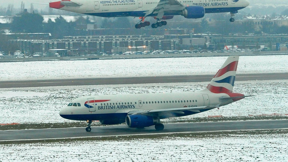 Operator Heathrow zainwestuje 50 mln funtów w infrastrukturę lotniska. W ten sposób chce oszczędzić niedogodności pasażerom, a sobie gigantycznych strat - donosi goniec.com.