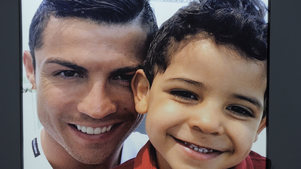 Niedawno informowaliśmy, że Cristiano Ronaldo, reprezentant Portugalii i zawodnik Realu Madryt, został ambasadorem luksusowej marki zegarków TAG Heuer. Gwiazdor Królewskich uwielbia drogie zegarki, dlatego ta współpraca bardzo mu odpowiada. Teraz w sieci pojawiła się reklama marki, w której piłkarz zagrał razem z synem.