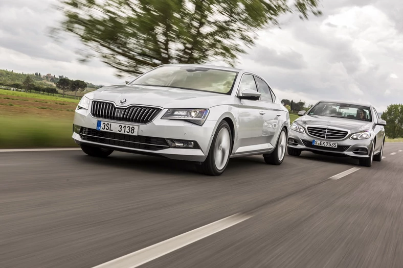 Mercedes klasy E kontra Skoda Superb - kiedy się spotkały, posypały się iskry. Nawet komfort jazdy wzbudził Wasze burzliwe dyskusje