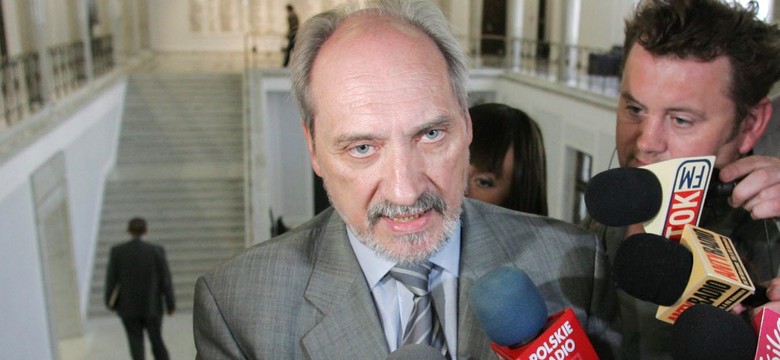 Macierewicz: Rząd wiedział o problemach na lotnisku