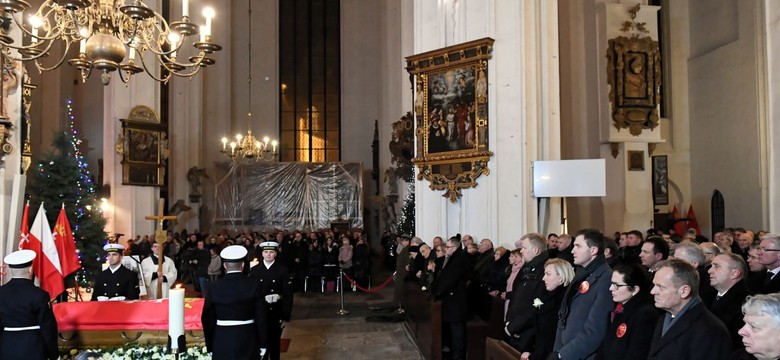 Czuwanie i modlitwy. Trumna z ciałem prezydenta Adamowicza w Bazylice Mariackiej