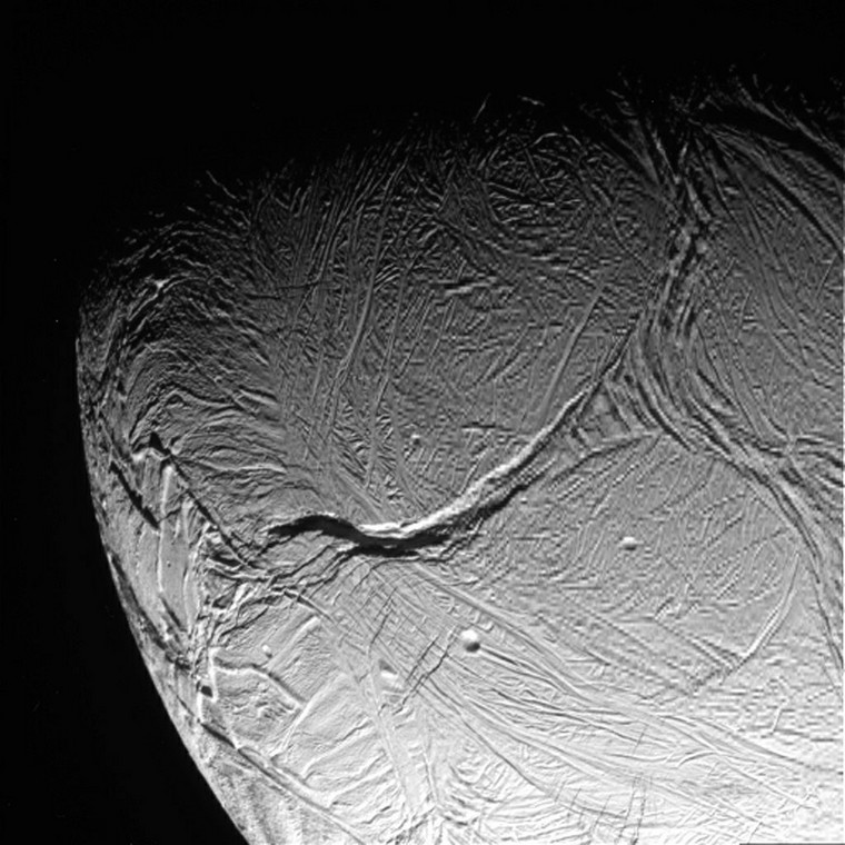 Powierzchnia Enceladusa sfotografowana przez sondę Cassini