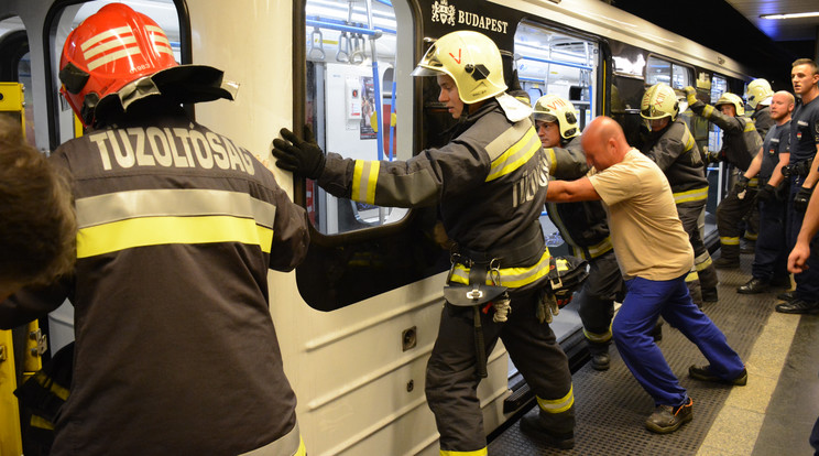 Gázolt a metró a Corvin-negyed állomáson / Fotó: Schultz László tű.ftörm.FKI.