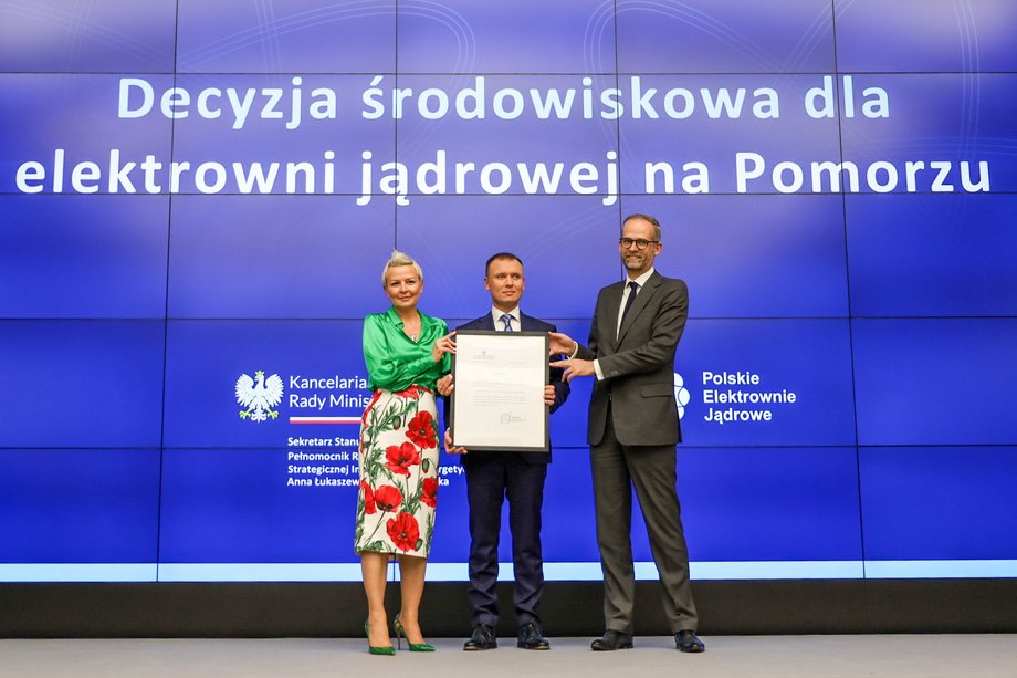 Konferencja z okazji otrzymania decyzji środowiskowej dla elektrowni jądrowej na Pomorzu. Od lewej: AnnaŁukaszewska-Trzeciakowska, pełnomocniczka rządu ds. strategicznej infrastruktury energetycznej, Mateusz Berger, prezes Polskich Elektrowni Jądrowych, i Adam Guibourgé-Czetwertyński, wiceminister klimatu i środowiska.