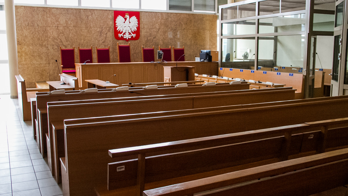 Przed Sądem Rejonowym w Kętrzynie (woj. warmińsko-mazurskie) rozpoczął się dziś proces księdza Jarosława M., który jest oskarżony o dopuszczenie się do tzw. innych czynności seksualnych wobec dziewczynek poniżej 15. roku życia.