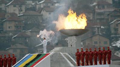 Ceremonia zapalenia znicza olimpijskiego na stadionie w Koševie podczas otwarcia XIV Zimowych Igrzysk Olimpijskich, Sarajewo, 8 lutego 1984 r