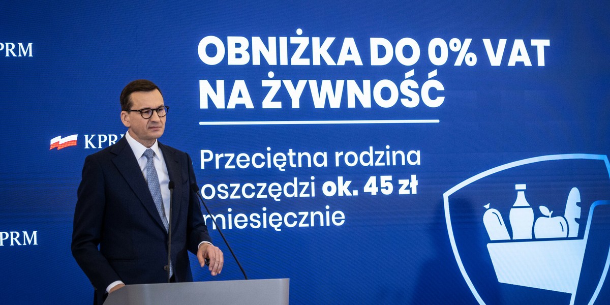 Premier Mateusz Morawiecki ogłaszający tarczę antyinflacyjną 2.0 w styczniu 2022 r. Zdaniem ponad 40 proc. Polaków właśnie obniżka podatków na żywność i surowce to najlepszy sposób na walkę z inflacją.