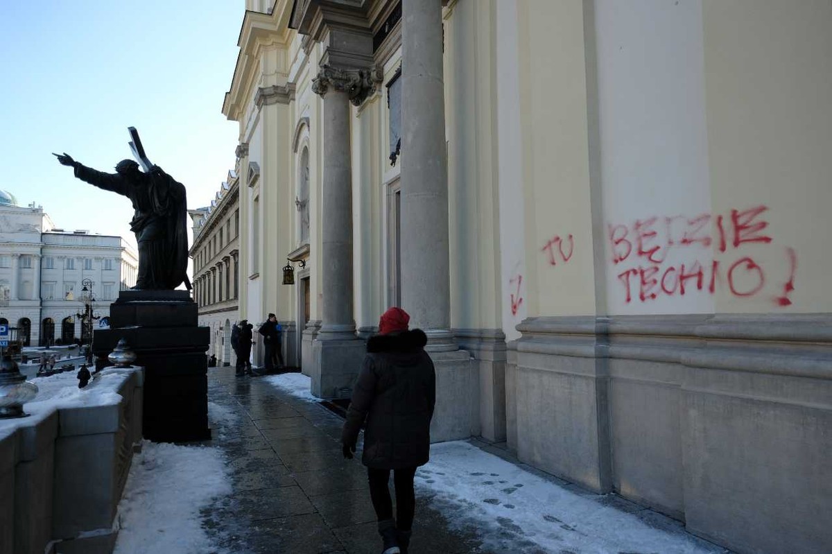 Jeden z napisów na fasadzie kościoła