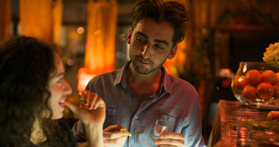 <strong>Kamper, reż. Łukasz Grzegorzek</strong>
<br><br>
Znacie ich. Para trzydziestolatków, kiedyś zakochani w sobie do szaleństwa, dziś muszą zdecydować, czy kolejny krok w życiu zrobią razem czy osobno. Mania i Kamper. Ona jest ambitna, pracowita i zdolna. Kocha gotowanie i chce poświęcić się swojej pasji na dobre. On jest wiecznym chłopcem, który pracuje jako tester gier komputerowych i bardzo ceni sobie swoje życie bez większych zobowiązań. Kiedy w jej życiu pojawia się dojrzały mężczyzna, uznany szef kuchni i uosobienie sukcesu, Mania zacznie zastanawiać się, czy pociąga ją jeszcze beztroski urok jej męża. Czy na pewno chce spędzić z nim resztę życia? Kamper musi się ogarnąć. Zacznie jednak od romansu z nauczycielką hiszpańskiego.
<br><br>
[opis dystrybutora]