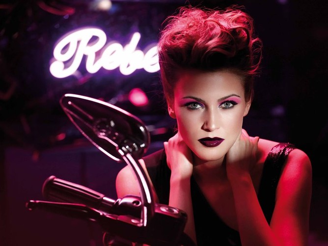 Pupa stawia na wyraziste wargi w kolorze wiśniowym lub jagodowym. Oczy podkreślone perłowym odcieniem czerni, fioletu, fuksji i granatu. Rozświetlające róż na policzki i puder do ciała. Paznokcie w odcieniu maliny, szarości lub fuksji.