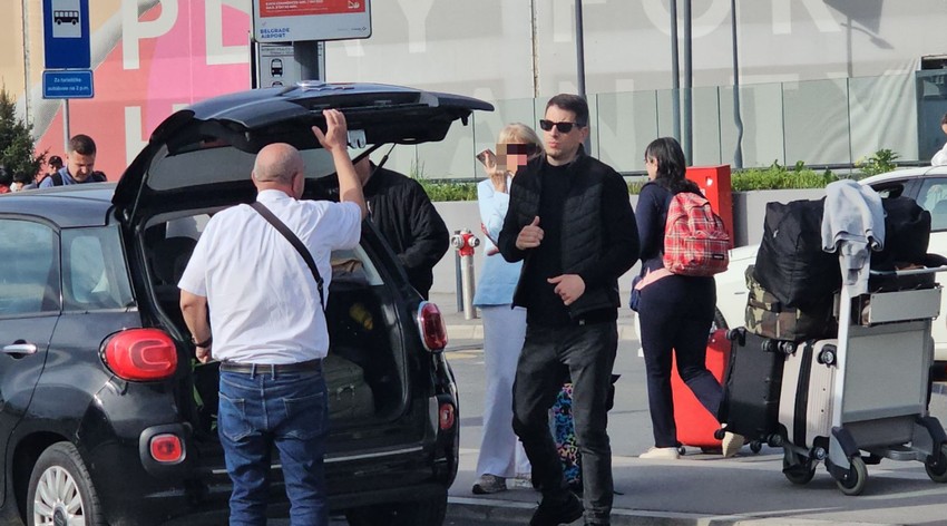 Andrija i Viktor ulaze u vozilo